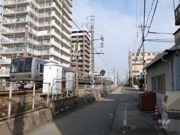 敷地の東側にはJR福知山線が走っています。
