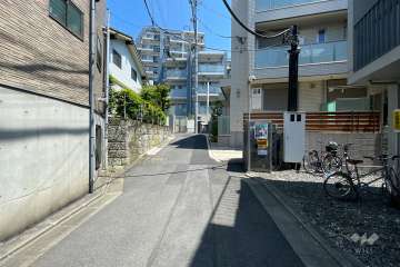敷地西側の前面道路（北側から）