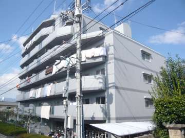 アドリーム伊丹北野の外観（南東から）