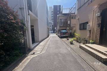 敷地東側の前面道路（北側から）