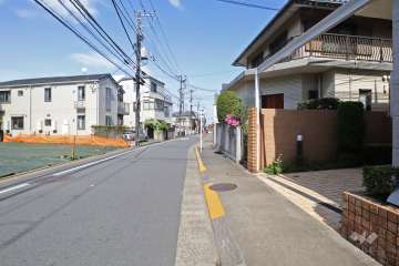 敷地北西側の前面道路(南西側から)