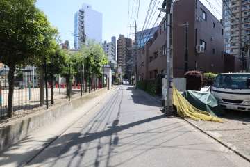敷地東側の前面道路(北側から)