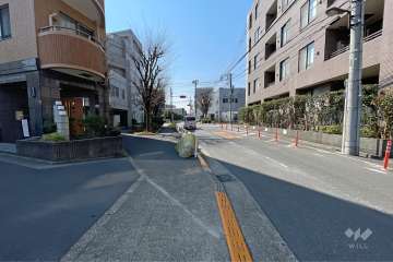 敷地北側の前面道路（東側から）