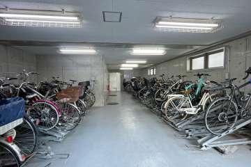 屋内に設けられた駐輪場