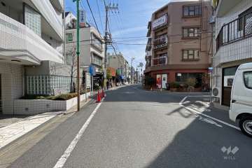 敷地西側の前面道路（北側から）