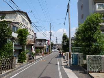 敷地西側の前面道路。周辺は一戸建てとマンションが混在する静かな住宅地です。