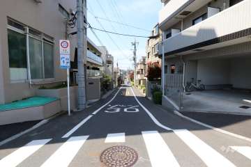 敷地南東側の前面道路(北東側から)