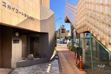 敷地西側の前面道路（北側から）