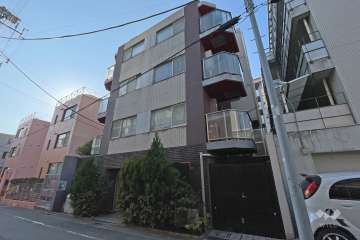 アデッソ目黒東山の外観　(北西側から）