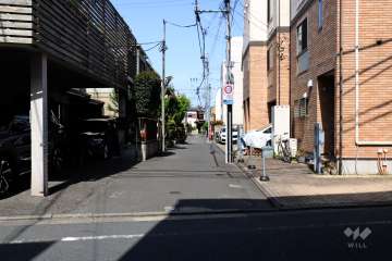 敷地南東側の前面道路(南西側から)