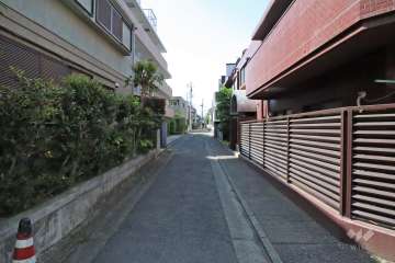 敷地北東側の前面道路(南東側から)
