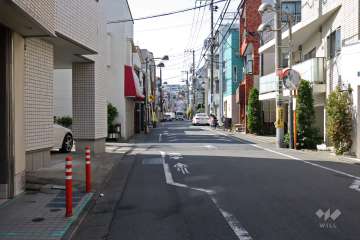 敷地南西側の前面道路(南東側から)