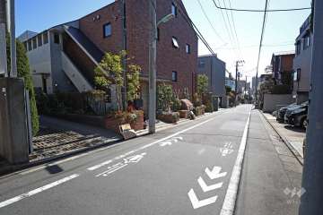敷地西側の前面道路(北側から)