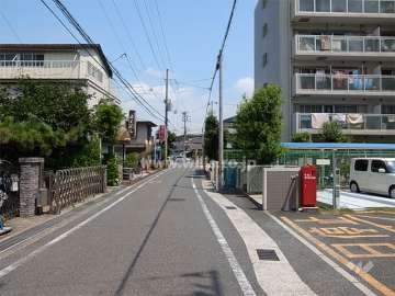 敷地西側の前面道路。周辺は一戸建てとマンションが混在する静かな街です。