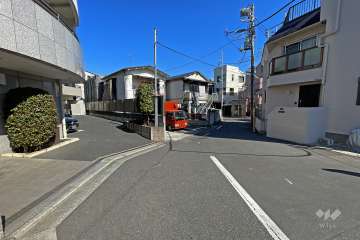 敷地東側の前面道路（南側から）