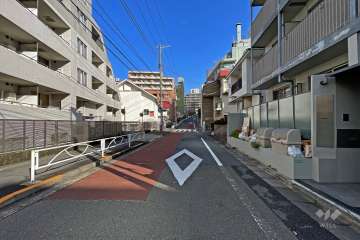 敷地南西側の前面道路（南東側から）