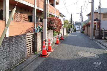 敷地北西側の前面道路（北東側から）