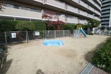 敷地に隣接して公園があります。