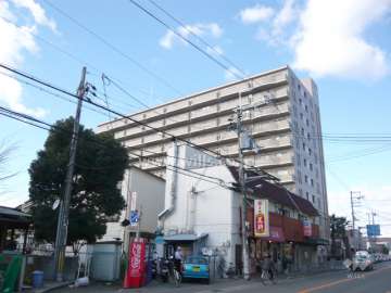 敷地の東側はバス通りに面し、沿道には各種店舗が立ち並び、にぎやかです。