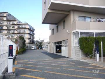 駐車場出入り口はロボットゲート付きです。