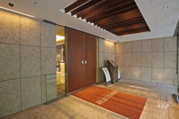 エントランスはオートロック付きです。