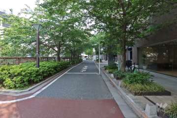 敷地北東側の前面道路（北西側から）