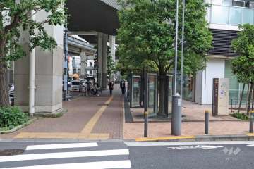 敷地北西側の前面道路(南西側から)