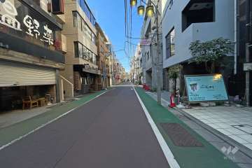敷地南側の前面道路（東側から）