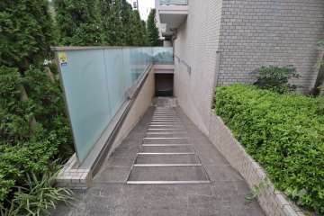 駐輪場へのアプローチ