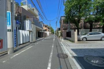 敷地北側の前面道路（西側から）