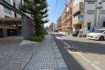 敷地北西側の前面道路（北東側から）