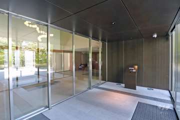 エントランスはオートロック付きです。