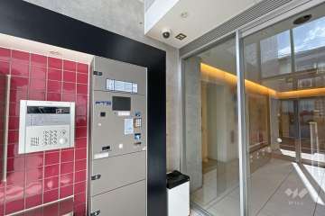 エントランスはオートロック付きです。