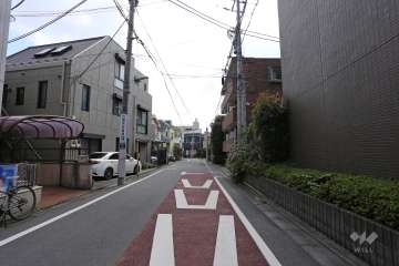 敷地の東側前面道路（北側から）