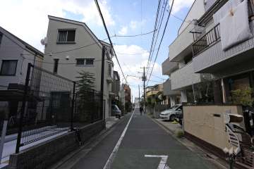 敷地の北側前面道路（東側から）