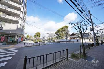 敷地北西側の前面道路。二車線のバス通りです。