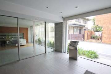 エントランスはオートロック付きです。