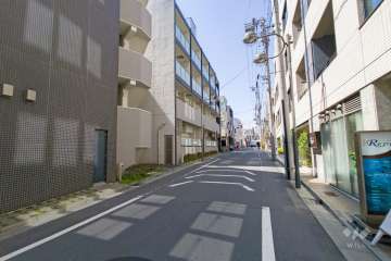 敷地北東側の前面道路（南東側から）