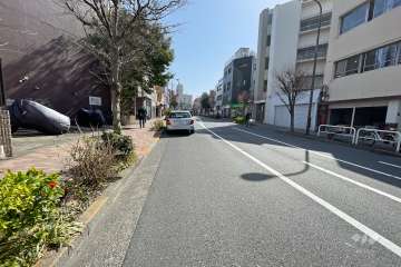 敷地西側の前面道路