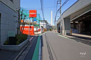 敷地北東側の前面道路(南東側から)
