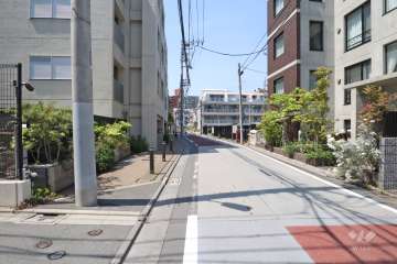 敷地東側の前面道路(東側から)