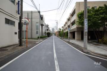敷地東側の前面道路（北側から）