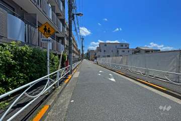 敷地南西側の前面道路（北西側から）