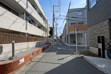 敷地西側の前面道路