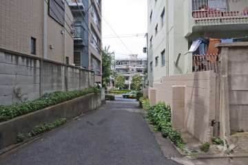 敷地西側の前面道路(南側から)