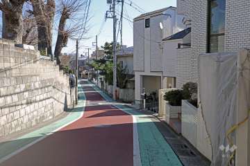 敷地北側前面道路(西側から)