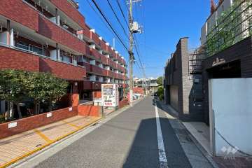 敷地北東側の前面道路（南東側から）