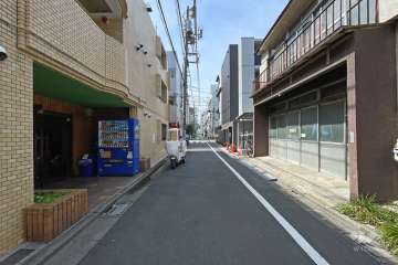 敷地北側の前面道路（東側から）