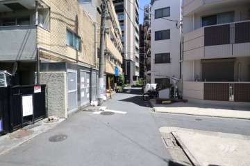 敷地南東側の前面道路(南西側から)