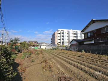 パレ伊丹北の遠景。田畑が残るのどかな雰囲気の住宅地です。